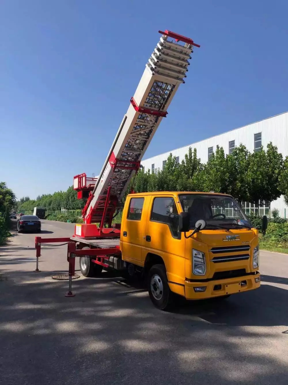 惠州附近的云梯车出租服务：轻松解决高空作业需求